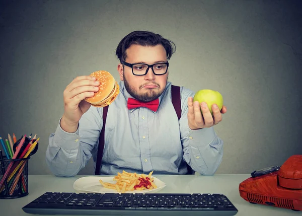 Homme stressé sur le lieu de travail ayant des problèmes de régime — Photo