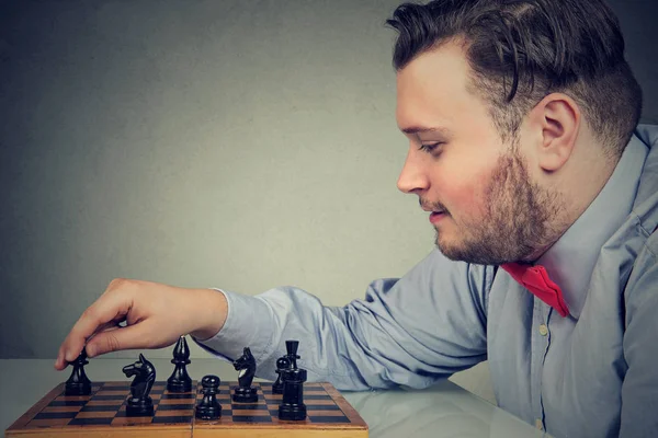 Koncentrerad man spelar schack — Stockfoto