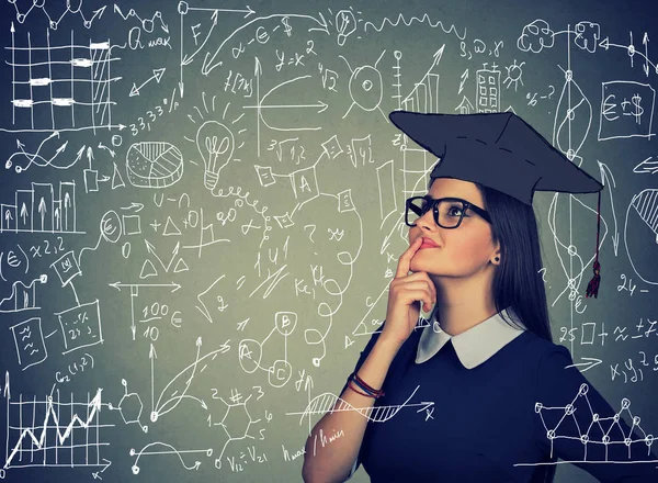 Estudiante diligente pensando en estudios —  Fotos de Stock