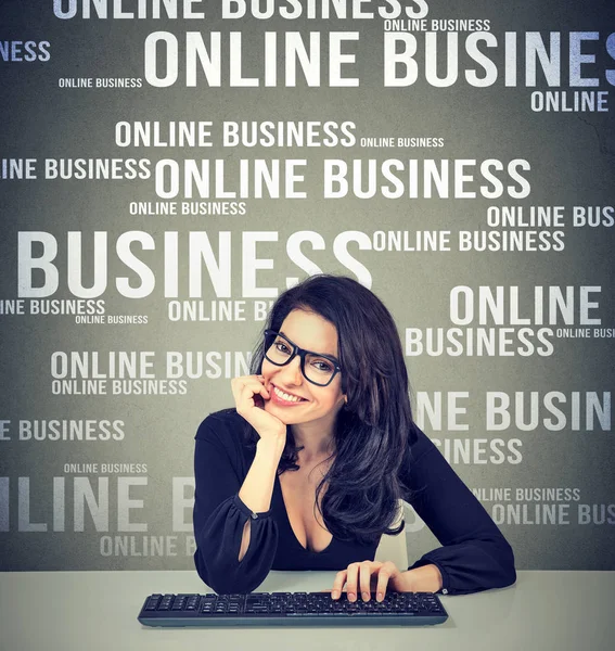 オンライン ビジネスを行うコンテンツ女性 — ストック写真