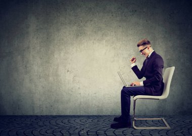 Adam başarılı online iş