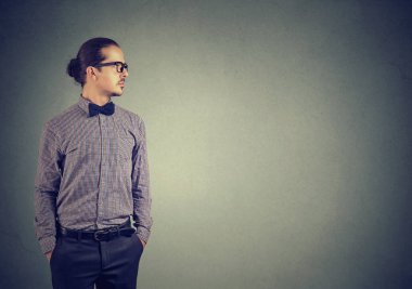 Şık genç adam gri üzerine poz