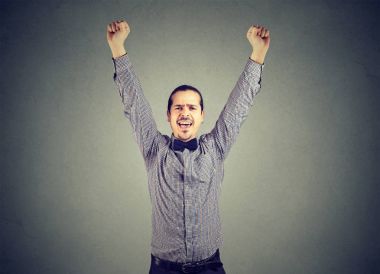 Kazanan adam gri üzerine poz