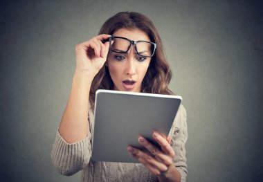 Kadın şok arıyor tablet ile