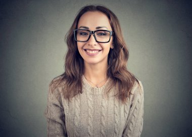 kameraya gülümseyen sevimli genç kadın