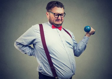 Egzersiz için çalışıyor obez delikanlı