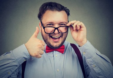 Neşeli adam başparmak gösterilmesini