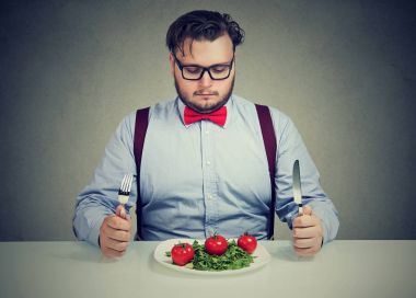 Tıknaz adam onun diyet takip etmeye çalışıyorum