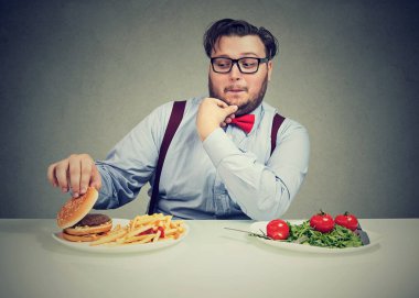 Tıknaz adam özlem lezzetli burger