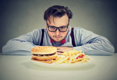 Adam sağlıksız fast food hakkında endişeli