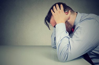 Üzgün tıknaz adam umutsuzluk kafasından kapma