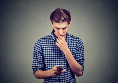 Adam yeni smartphone ile şaşkın