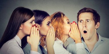 Bir grup genç insan dedikodu