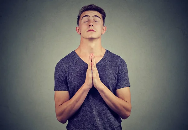 Hombre de oración con los ojos cerrados — Foto de Stock