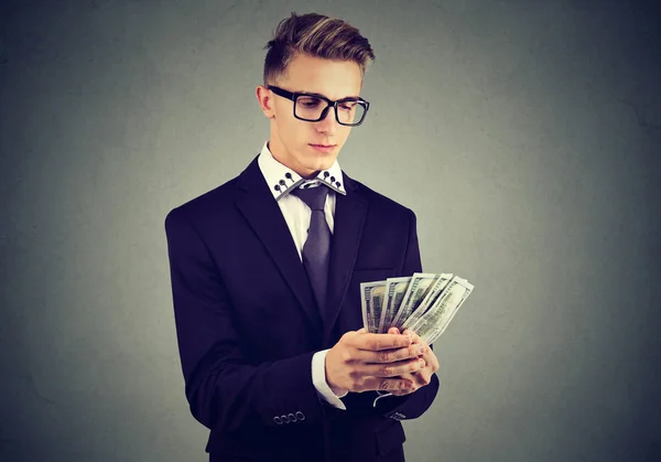 Serious business man counting money — Stock Photo, Image