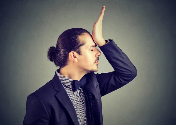 El hombre culpándose a sí mismo en comportamiento estúpido — Foto de Stock