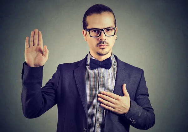 Confident man giving sacred promise — Stock Photo, Image