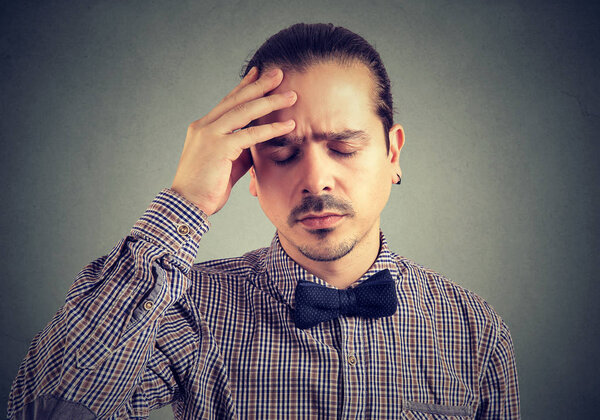 Уставший мужчина выглядит напряженным
