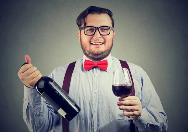 Paffuto uomo godendo rosso vino — Foto Stock