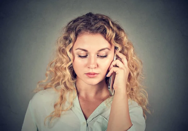 Mulher deprimida falando ao telefone — Fotografia de Stock