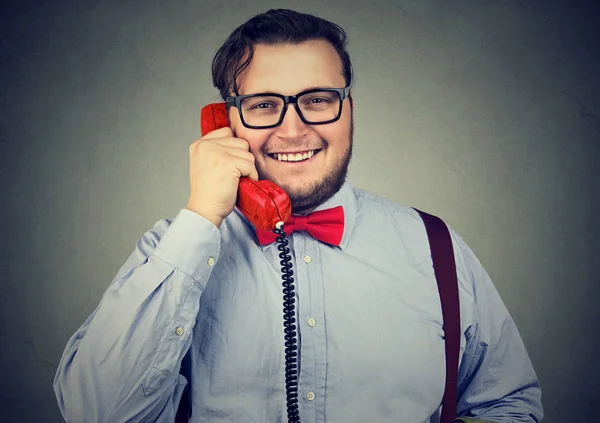 Conteúdo homem robusto falando por telefone — Fotografia de Stock