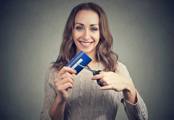 Mulher feliz cortando cartão de crédito — Fotografia de Stock