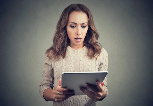 Mujer joven aterrorizada viendo la tableta —  Fotos de Stock