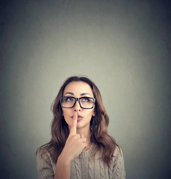 Mujer joven pensando en gris — Foto de Stock