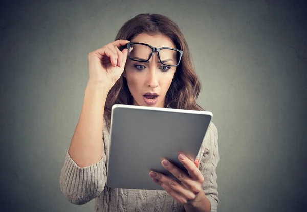 Vrouw met tablet op zoek geschokt — Stockfoto