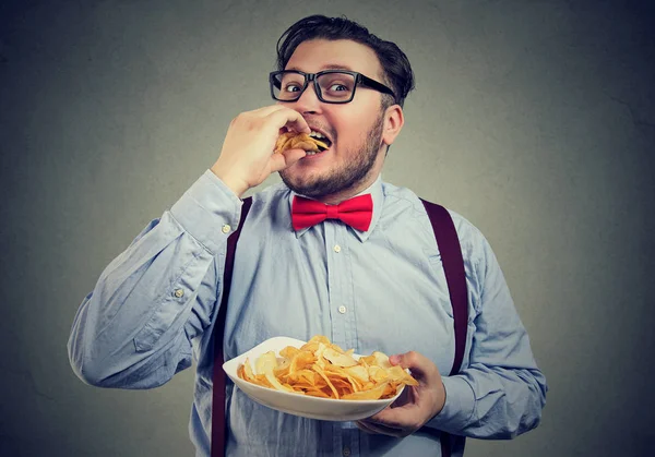 Homem obeso comendo batatas fritas — Fotografia de Stock