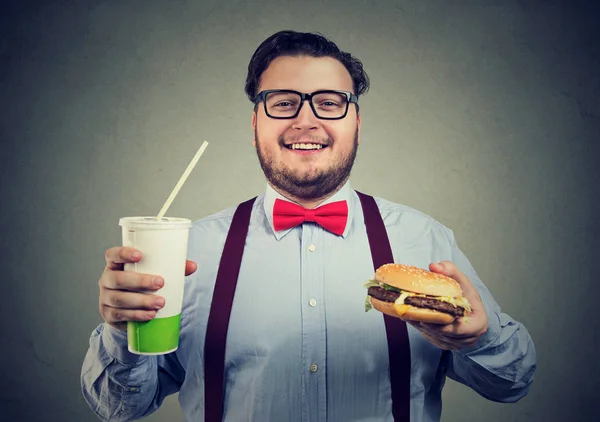 Mollige man poseren met fast food — Stockfoto