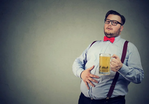 Jovem obeso cheio de cerveja — Fotografia de Stock