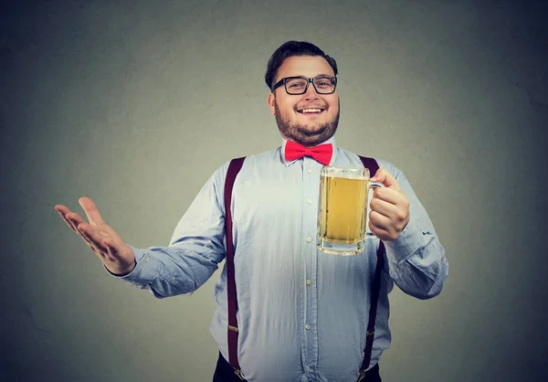 Conteúdo homem com caneca o cerveja — Fotografia de Stock