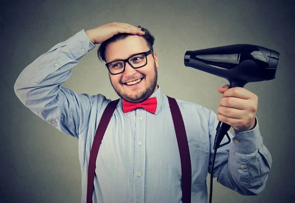 Joven contento haciendo peinado — Foto de Stock