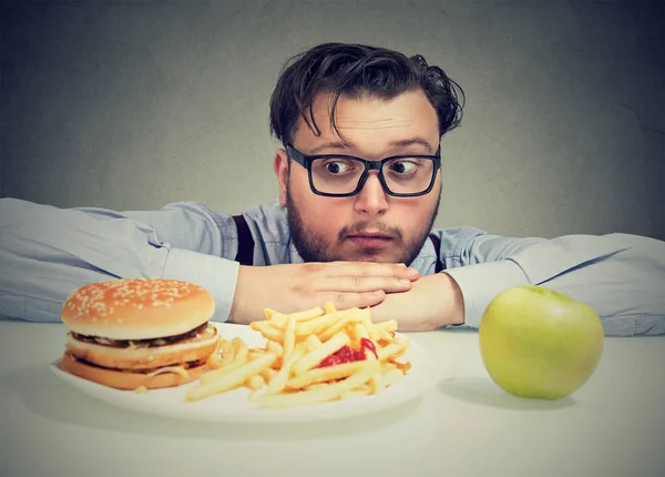 Homem obeso preocupado com a escolha da dieta — Fotografia de Stock