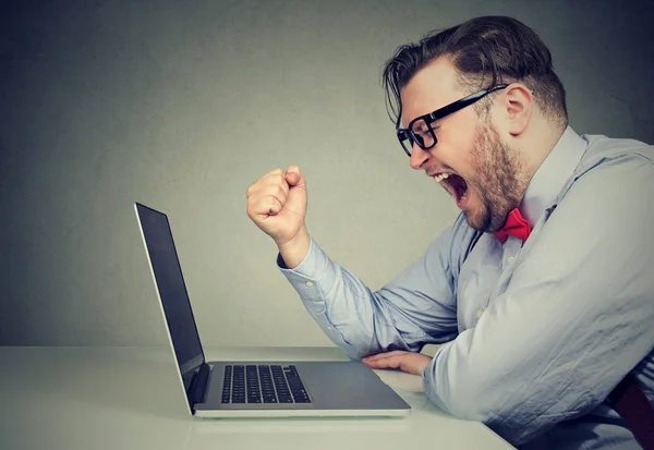 Kızgın adam laptop bağırarak — Stok fotoğraf