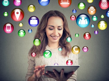 Genç kadın tablet kullanarak içerik
