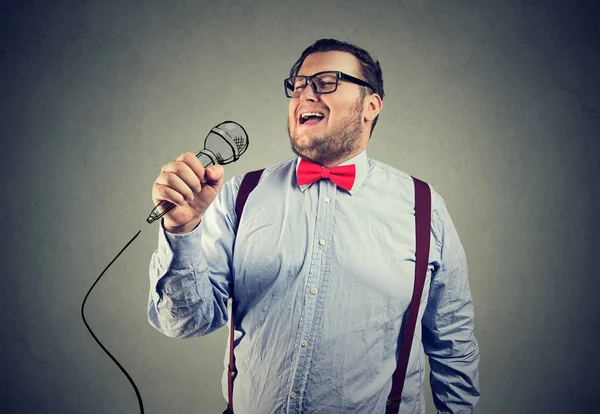 Mollige jonge man zingen cancelbots — Stockfoto