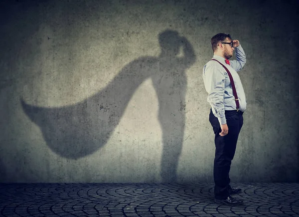 Gordinha homem posando como super herói — Fotografia de Stock