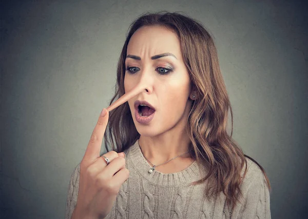 Geschokt vrouw met lange neus van leugenaar — Stockfoto