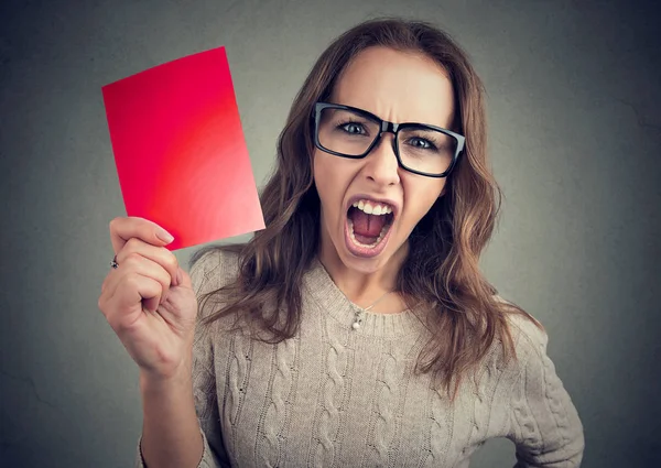 Mujer gritando con tarjeta roja — Foto de Stock
