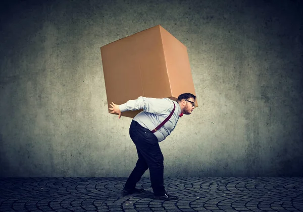 Hombre llevando caja pesada en la espalda — Foto de Stock