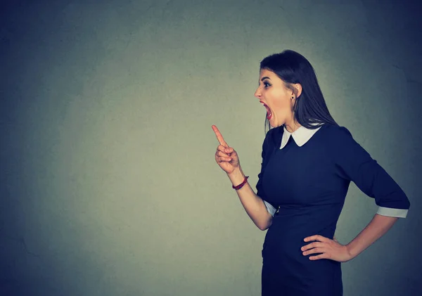 Empresaria loca gritando a alguien — Foto de Stock