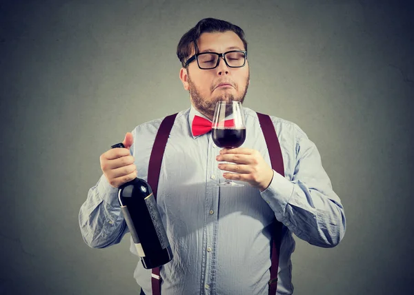 Sommelier cheiro de vinho em vidro — Fotografia de Stock