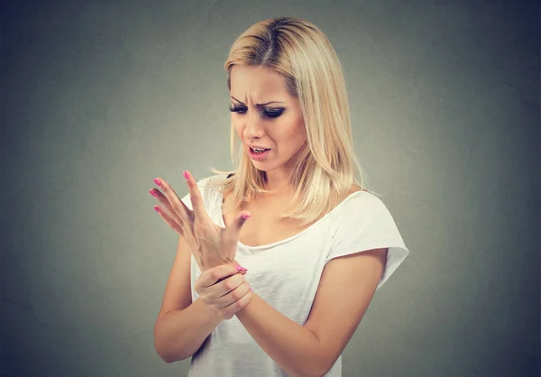 Woman worried with hand trauma — Stock Photo, Image