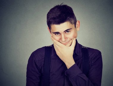 Şüpheli genç adam kameraya poz