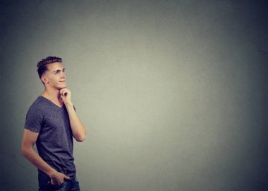 Dalgın delikanlı gri üzerine poz