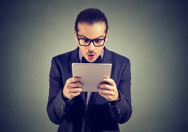 Tablet vasıl bakarak şok adam