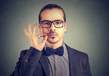 Adam gizli tutmak için umut verici