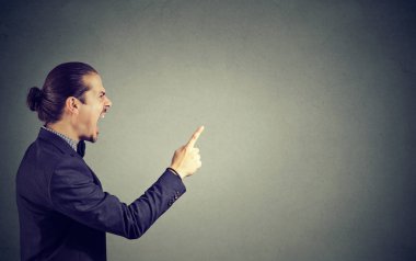 Kızgın adam gri çığlık